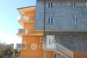 Palazzo con 10 appartamenti più locale commerciale