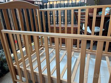 Lettino in legno per cameretta