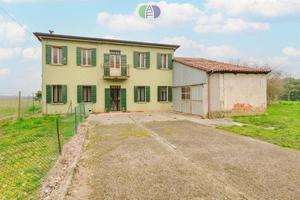 PIANIGA CASA SINGOLA CON ANNESSO AGRICOLO