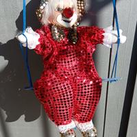 pagliaccio su altalena 