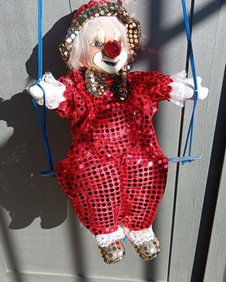 pagliaccio su altalena 