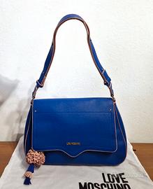 Borsa tracolla Love Moschino blu con pon pon rosa