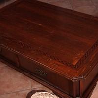 Tavolo in legno basso con cassetti 