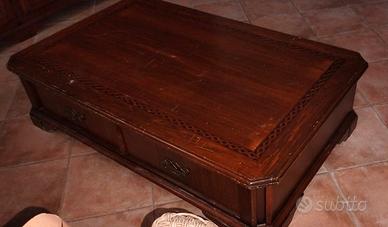 Tavolo in legno basso con cassetti 