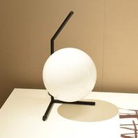 Lampada da tavolo in stile Flos IC T1 Low nera