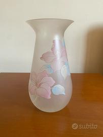 Vaso in vetro con decorazioni floreali