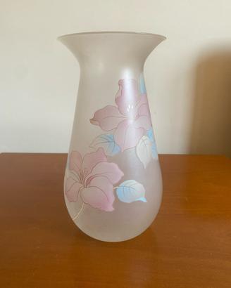 Vaso in vetro con decorazioni floreali