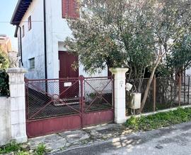 Particolare e graziosa casa accostata con giardino