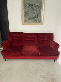 divano rosso in velluto