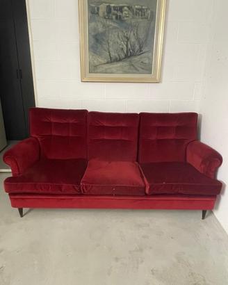 divano rosso in velluto