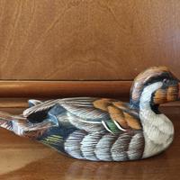 Scultura di anatra in legno intagliata a mano