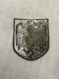Scudetto metallico per elmetto II WW