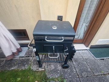 Griglia barbecue a carbonella con utensili