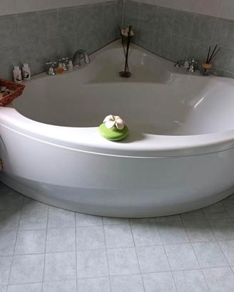 Vasca da bagno ad angolo