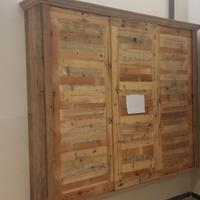 armadio sospeso copriutenze in legno vecchio