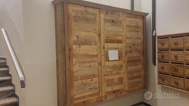 armadio sospeso copriutenze in legno vecchio