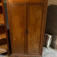 Libreria chiusa in noce