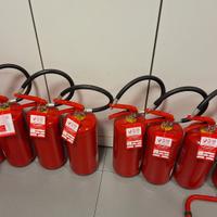 9 estintori + relativi trspoli di supporto