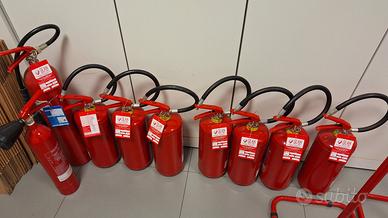 9 estintori + relativi trspoli di supporto