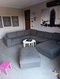 Divano angolare con penisola e pouf – 350x225 cm