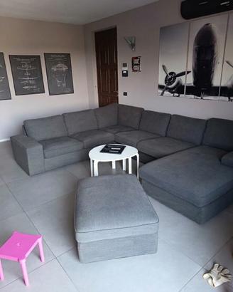Divano angolare con penisola e pouf – 350x225 cm