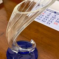 Vaso in vetro con base blu