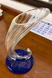 Vaso in vetro con base blu