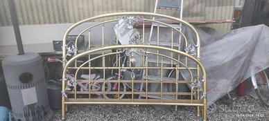 letto in ottone con rete a doghe