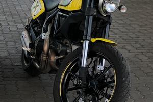 Ducati scrambler flat track pro