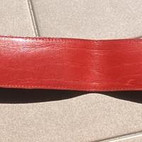 Cintura da donna in cuoio rosso, lunghezza 92 cm.