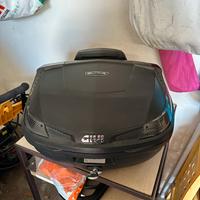 Bauletto Givi Blade 47L con staffa Tmax500