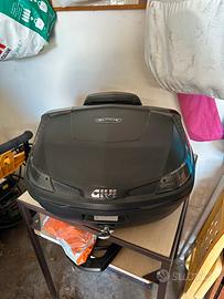 Bauletto Givi Blade 47L con staffa Tmax500