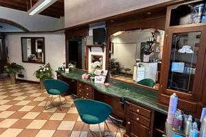 Salone di acconciature completamente arredato