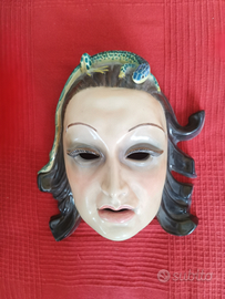 Maschera femminile con lucertola IGNI