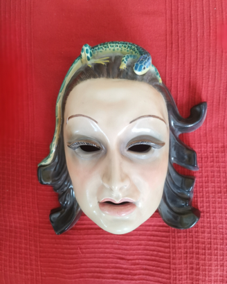 Maschera femminile con lucertola IGNI