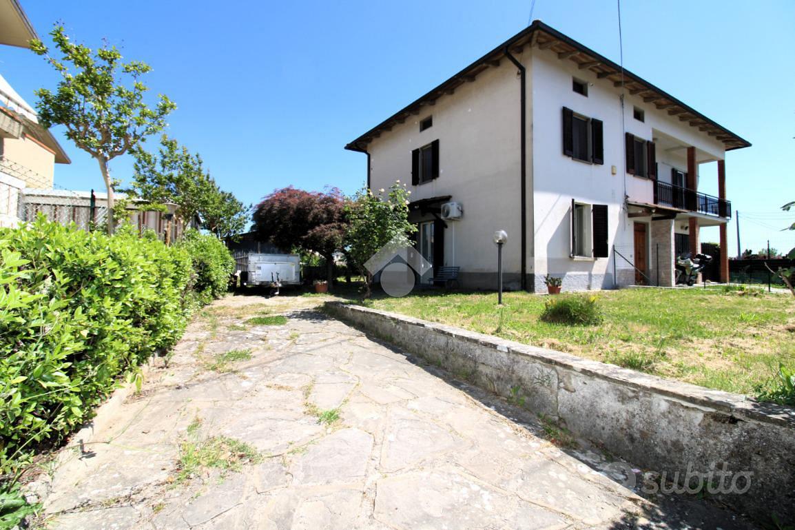 PORZIONE DI BIFAMILIARE A PISTOIA