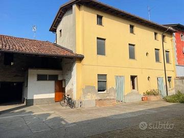 MonteCr. Cascinetta in centro da ristrutturare. €.