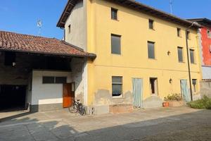 MonteCr. Cascinetta in centro da ristrutturare. €.