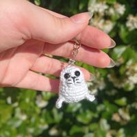 portachiavi a forma di foca bianca uncinetto 