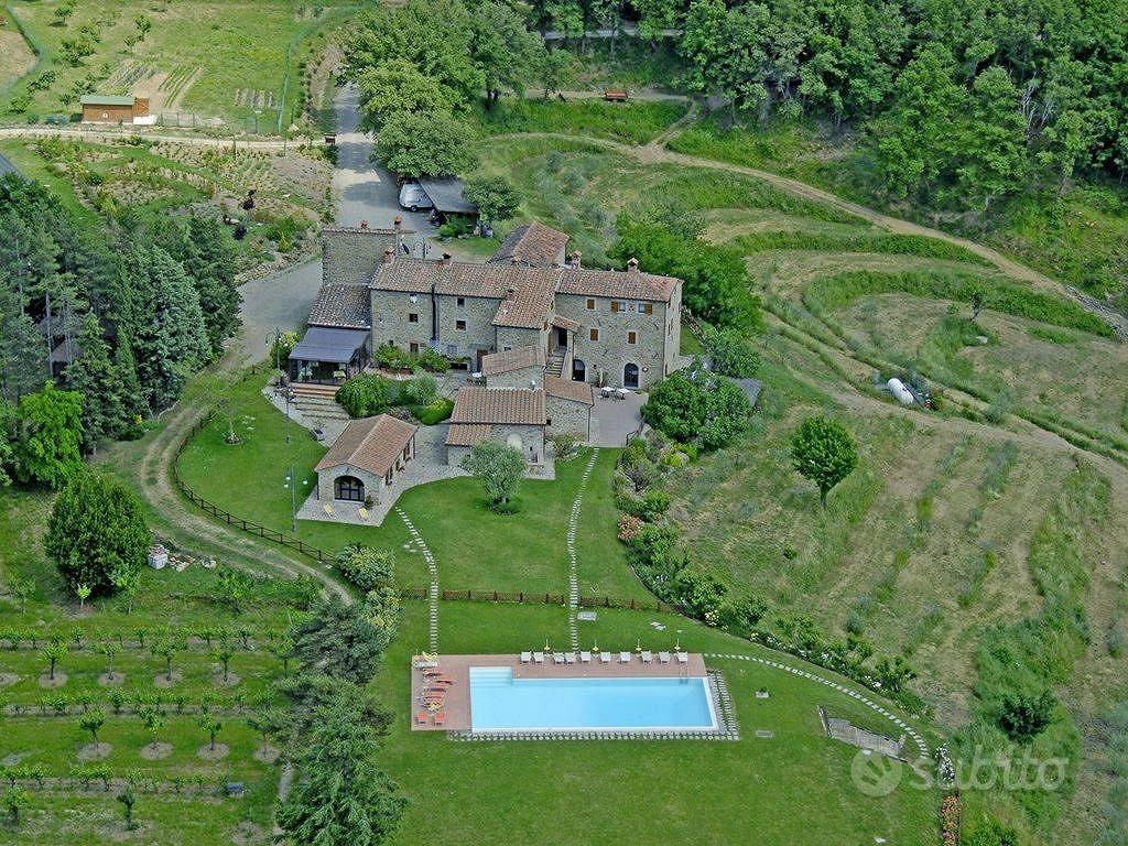 Rustico / Casale di 760 m² con più di 5 locali e b - Altro