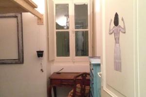 Piccola stanza libera in casa condivisa