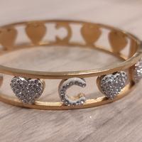 Braccialetto rigido dorato con cuori, strass 