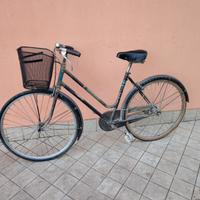 Bicicletta da 26 nera vintage con cesto