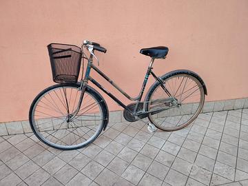Bicicletta da 26 nera vintage con cesto