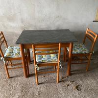 Tavolo da cucina con tre sedie