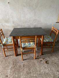 Tavolo da cucina con tre sedie