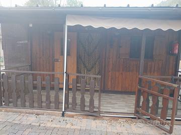  Casetta in legno in campeggio 