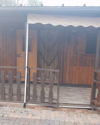  Casetta in legno in campeggio 