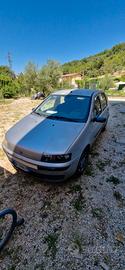 Fiat Punto con gancio traino e rimorchio