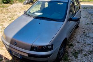 Fiat Punto con gancio traino e rimorchio